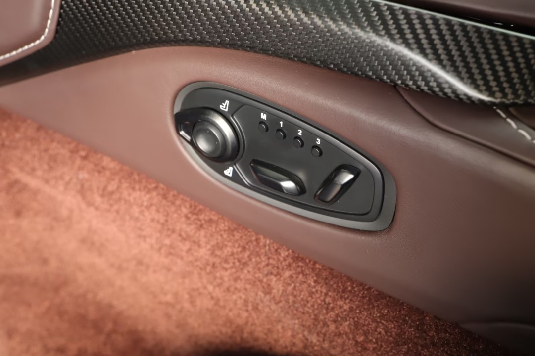 Aston Martin Vantage V8 - foto 17