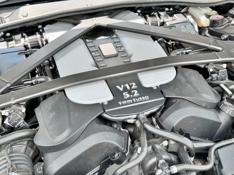 Aston Martin Vantage V12 Roadster - foto 10