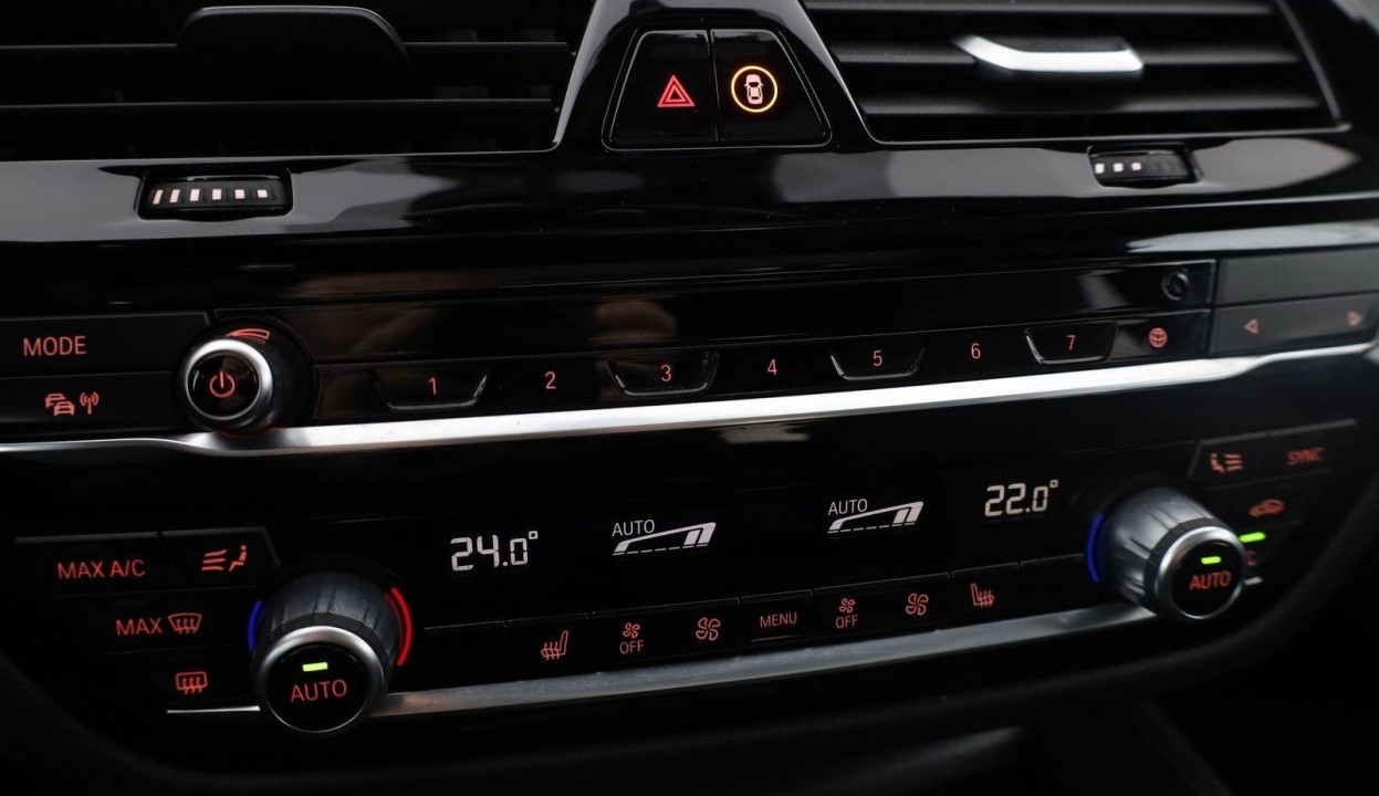 BMW Seria 5 530e xDrive M-Sport - foto 21