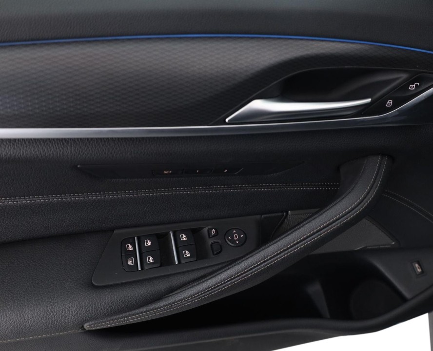 BMW Seria 5 530e xDrive M-Sport - foto 22