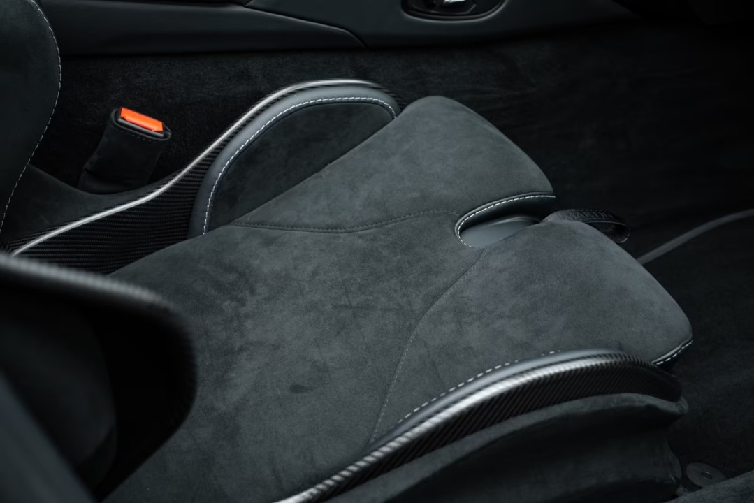 Aston Martin Vantage V12 Roadster - foto 15