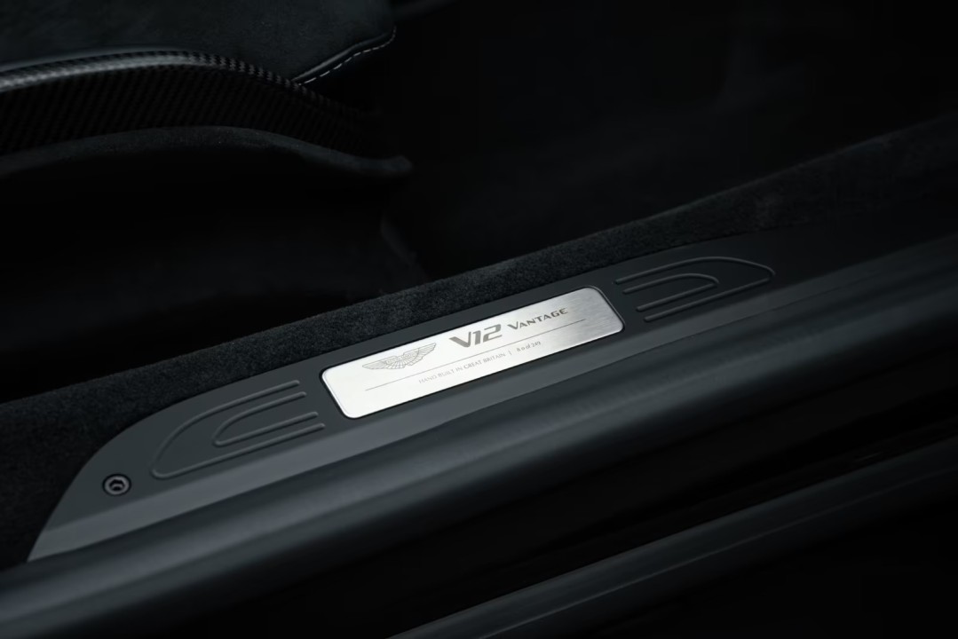 Aston Martin Vantage V12 Roadster - foto 17