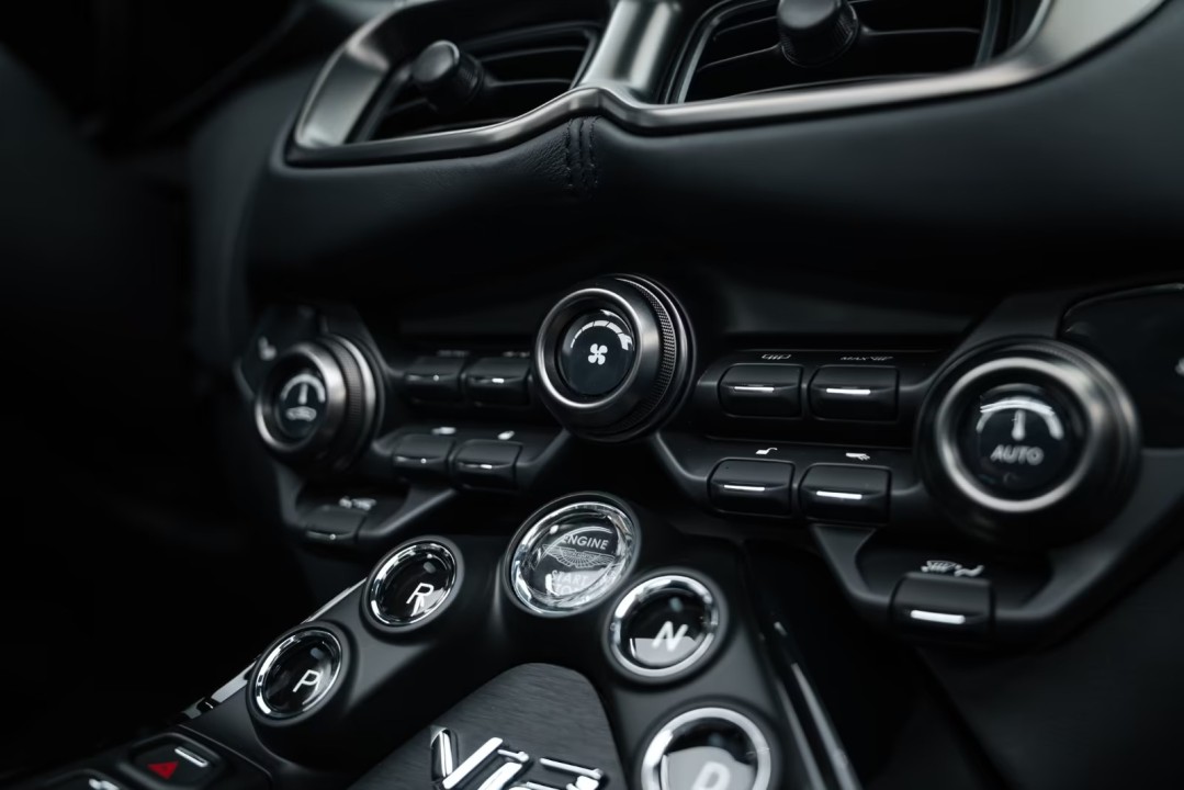 Aston Martin Vantage V12 Roadster - foto 11