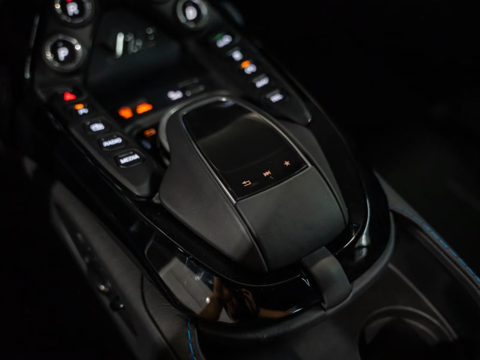 Aston Martin Vantage V12 - foto 15