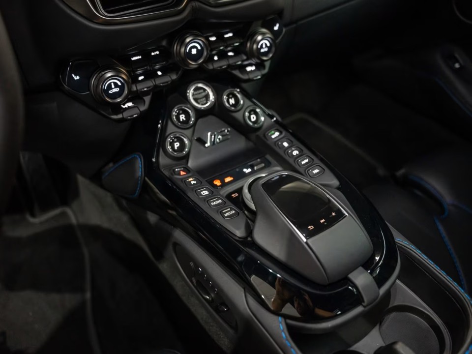 Aston Martin Vantage V12 - foto 14