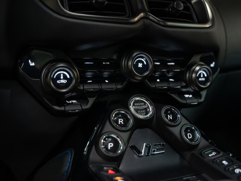 Aston Martin Vantage V12 - foto 17