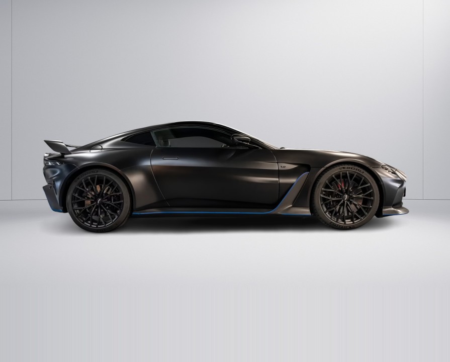 Aston Martin Vantage V12 (2)