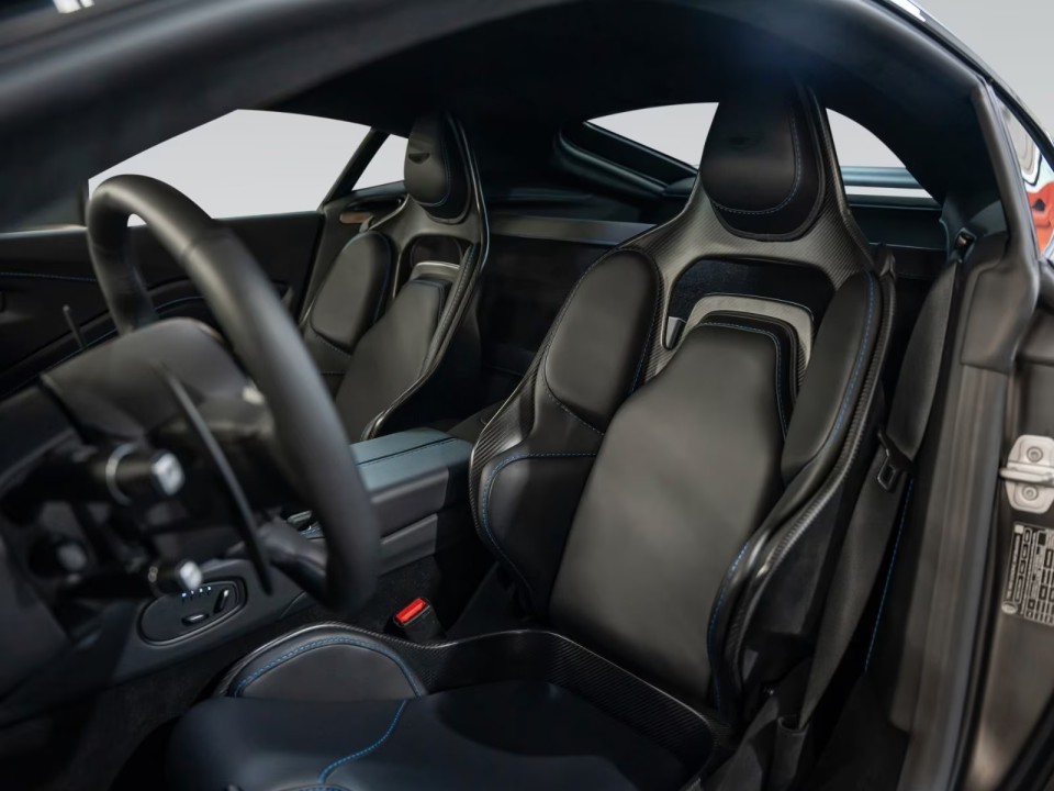 Aston Martin Vantage V12 - foto 9