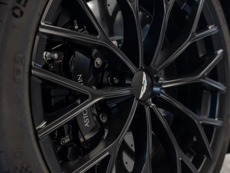 Aston Martin Vantage V12 - foto 29