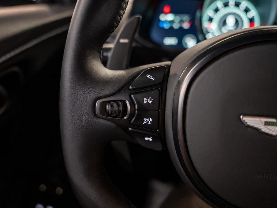 Aston Martin Vantage V12 - foto 11