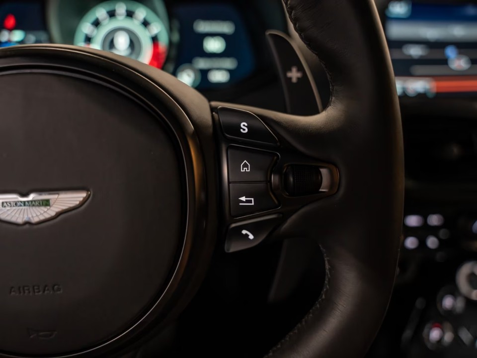 Aston Martin Vantage V12 - foto 12