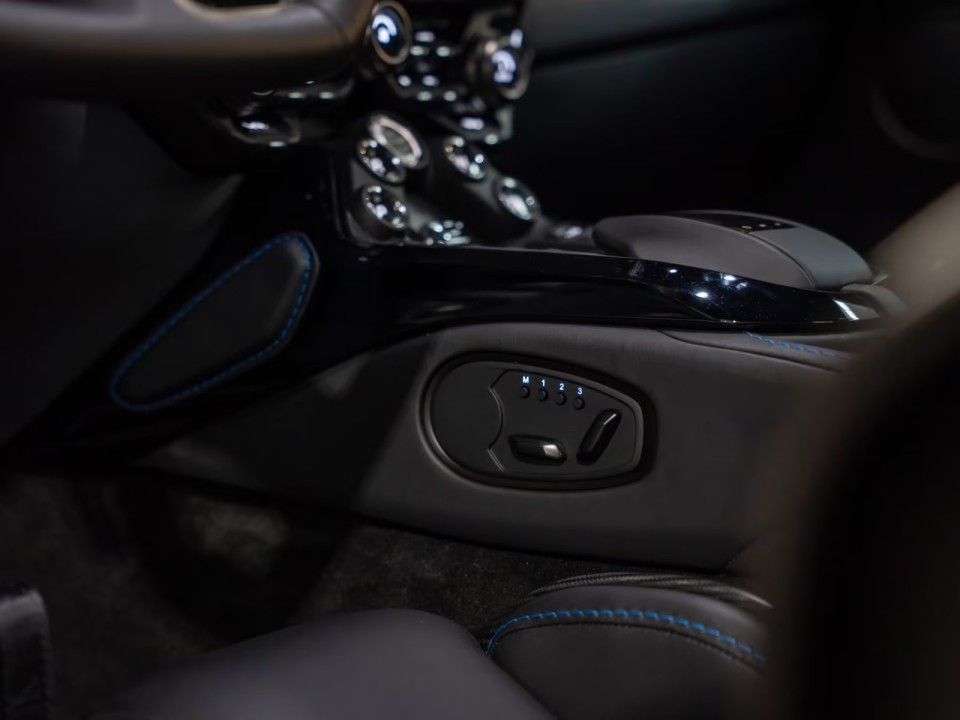 Aston Martin Vantage V12 - foto 21