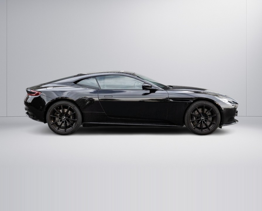 Aston Martin DB11 (2)