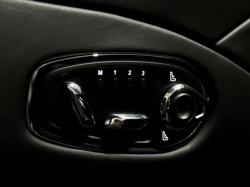 Aston Martin DBS - foto 17