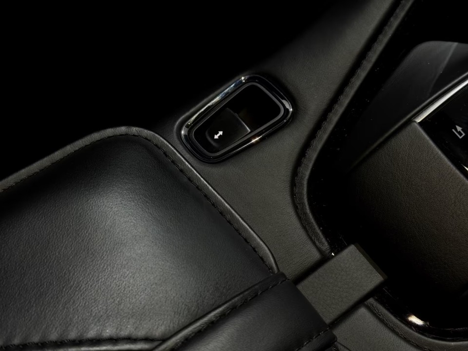 Aston Martin DBS - foto 10