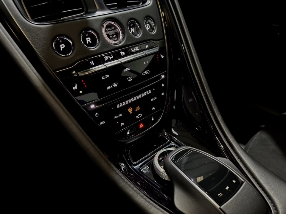 Aston Martin DBS - foto 9