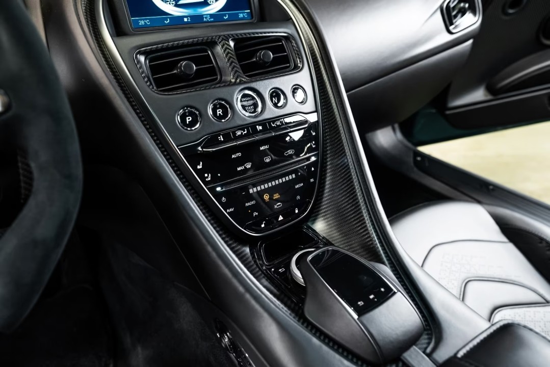 Aston Martin DBS - foto 12