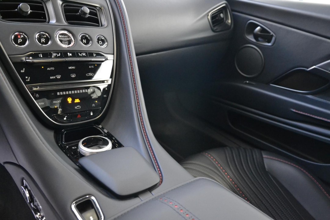 Aston Martin DB11 - foto 24