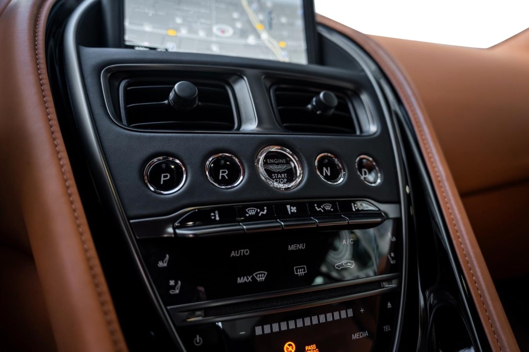 Aston Martin DBS - foto 25