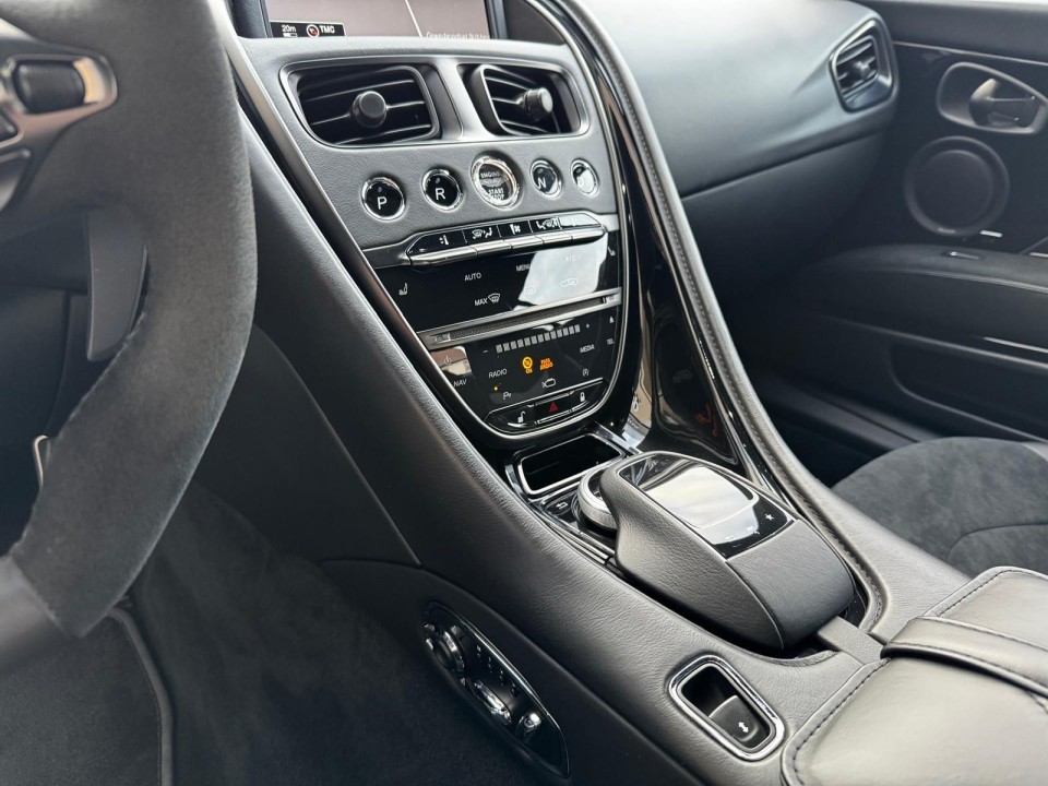 Aston Martin DBS - foto 12