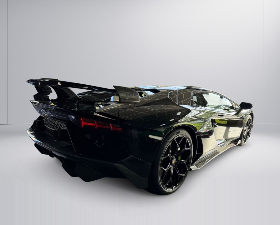 Lamborghini Aventador (2)