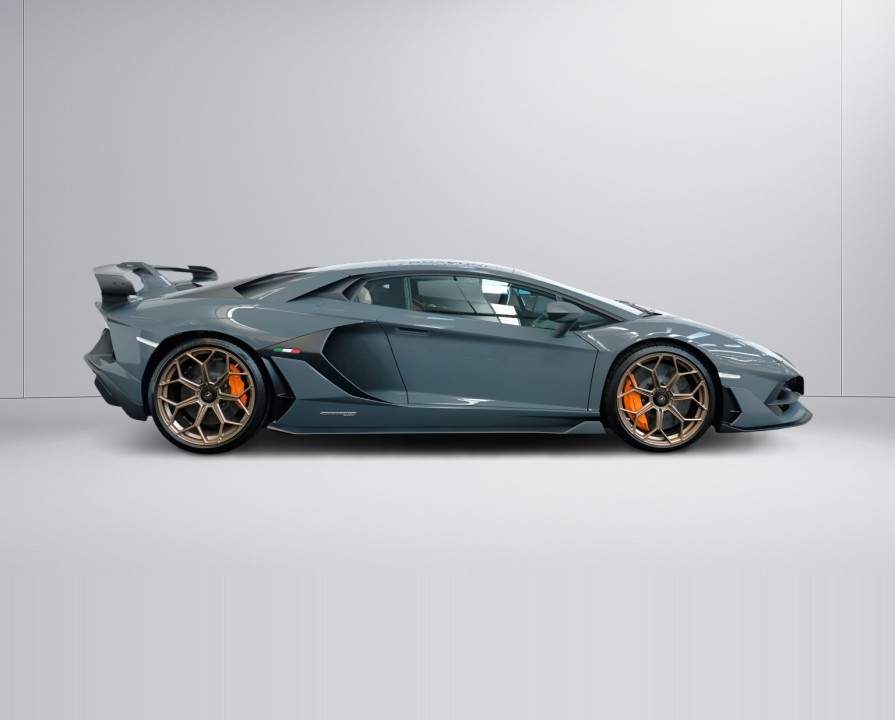 Lamborghini Aventador (2)