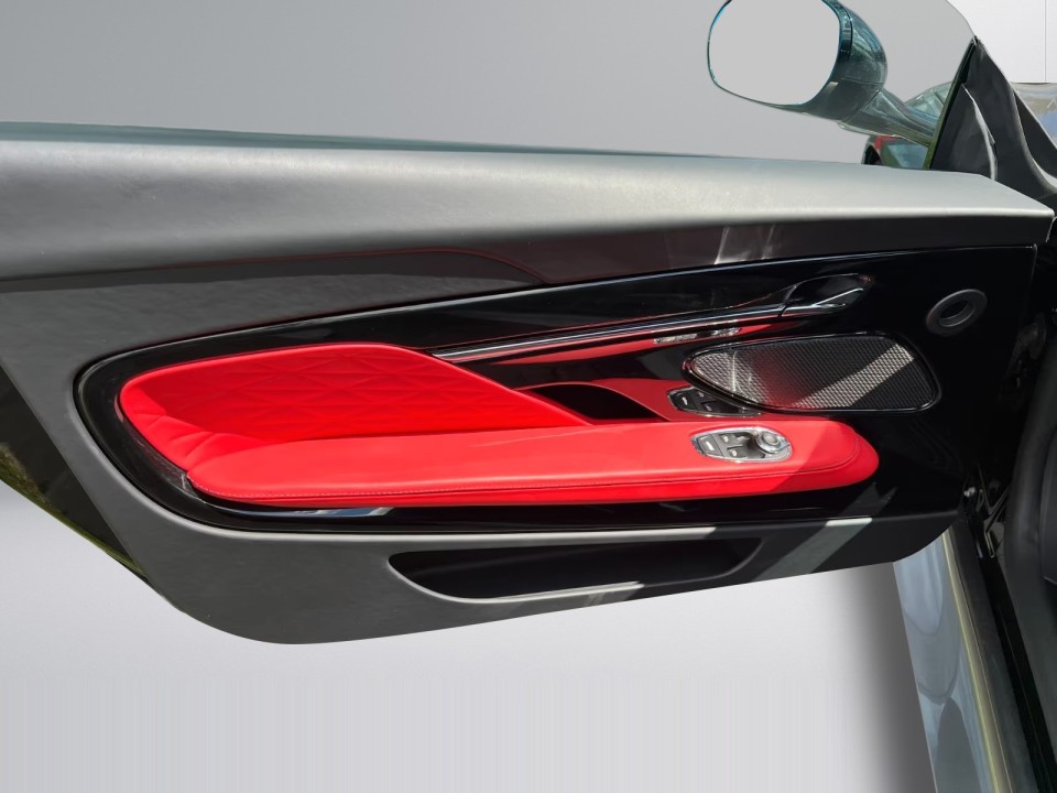 Aston Martin DB12 - foto 26