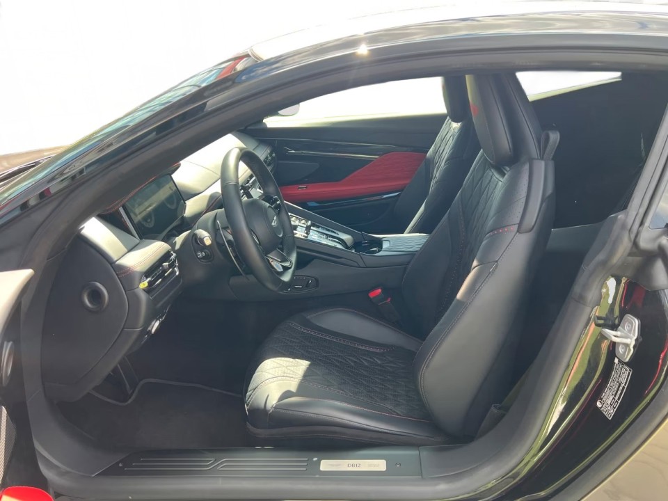 Aston Martin DB12 - foto 19