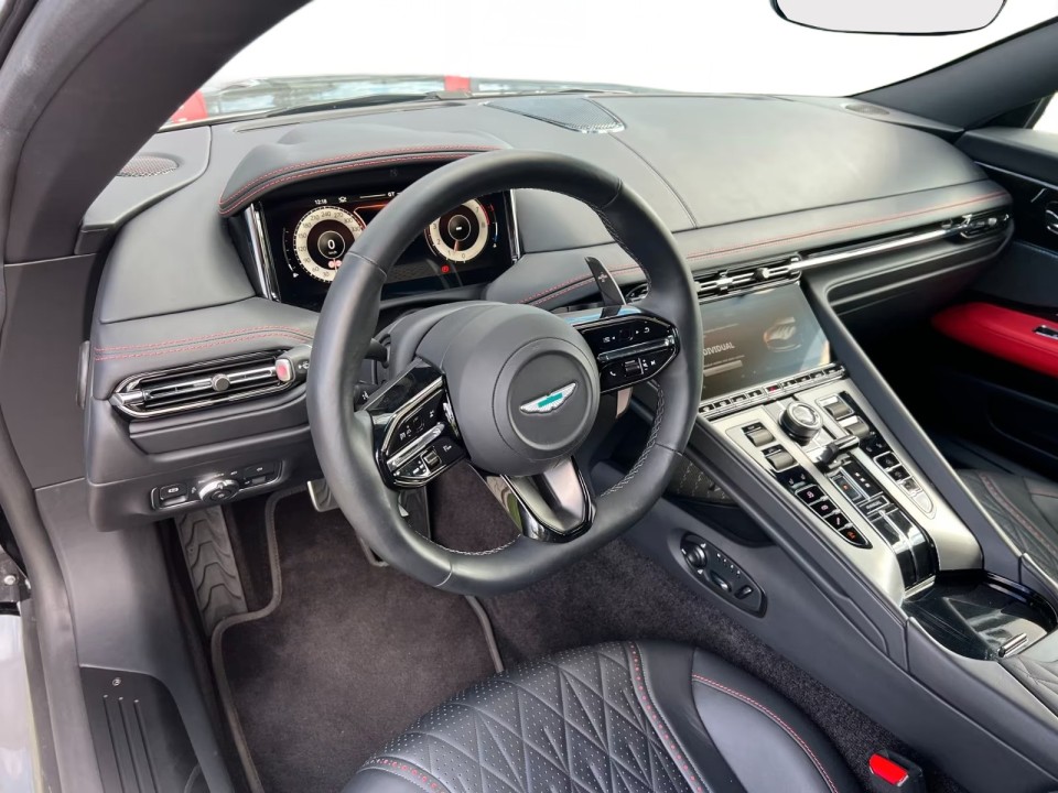 Aston Martin DB12 - foto 17