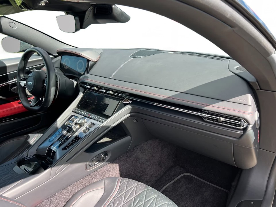 Aston Martin DB12 - foto 18