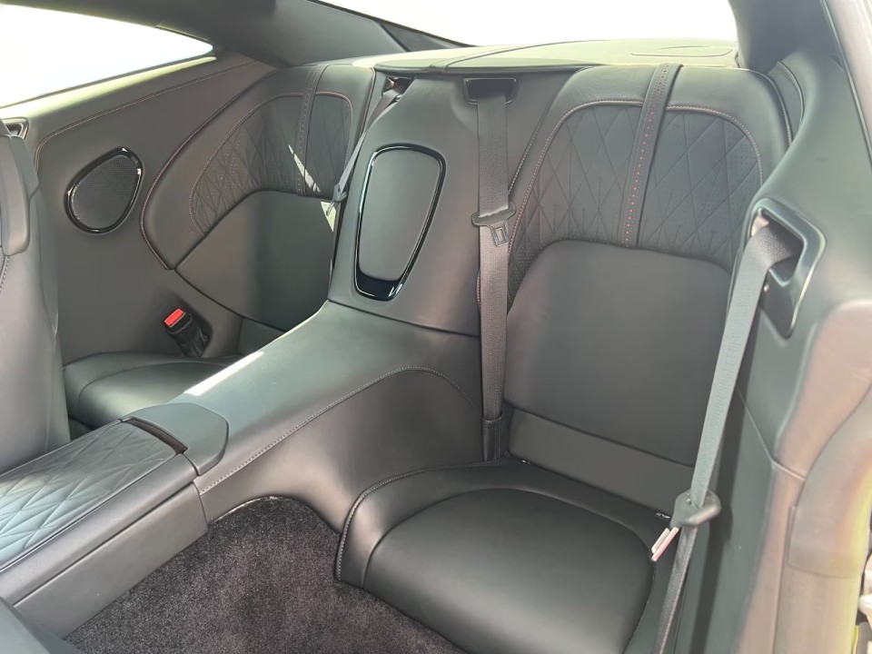 Aston Martin DB12 - foto 24