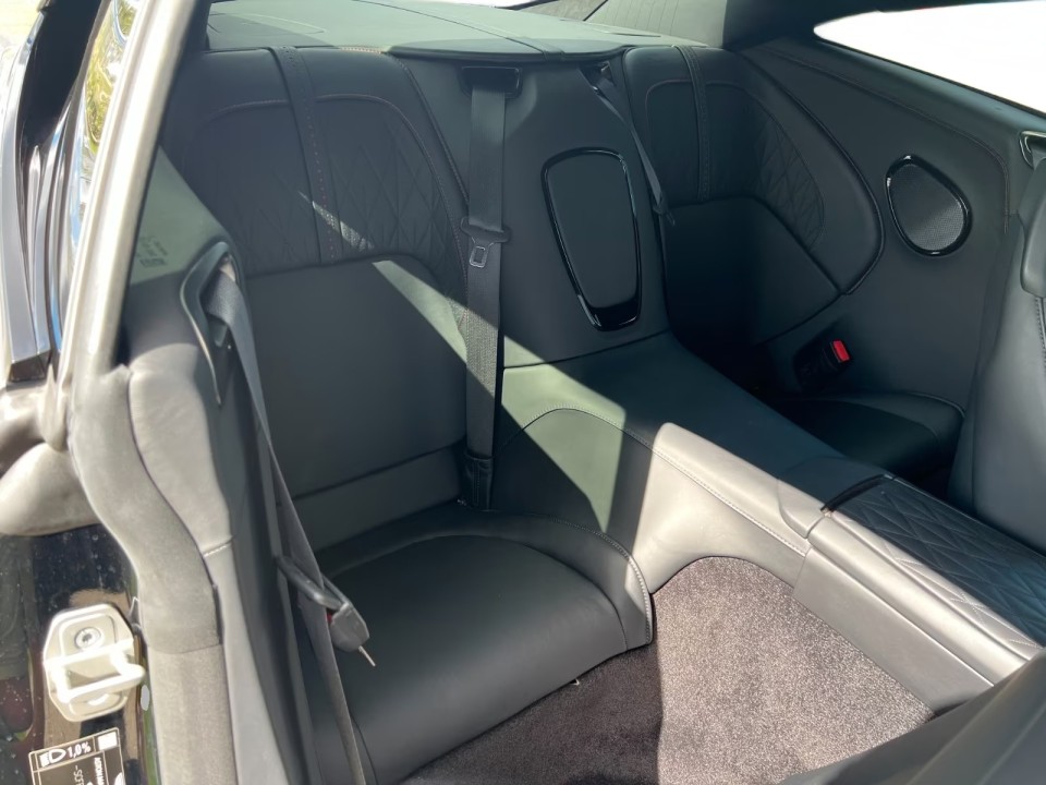 Aston Martin DB12 - foto 25