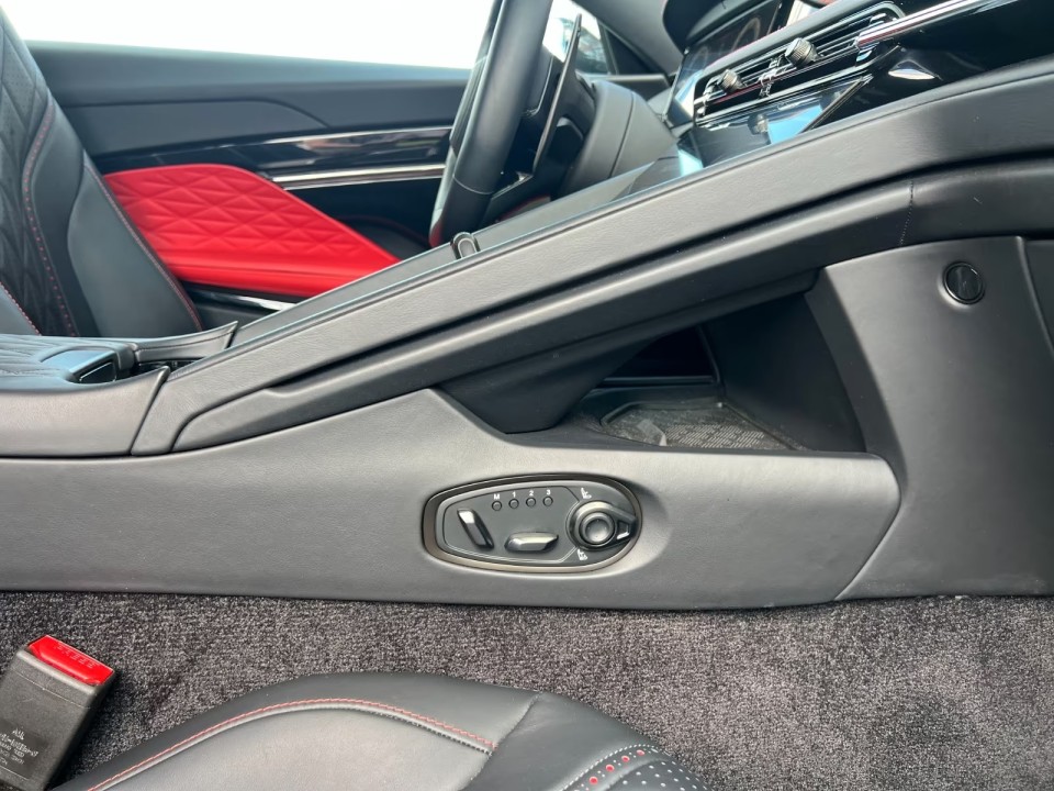 Aston Martin DB12 - foto 21