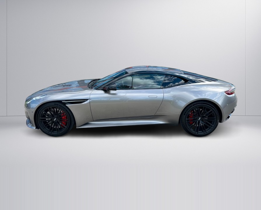 Aston Martin DB12 - foto 11