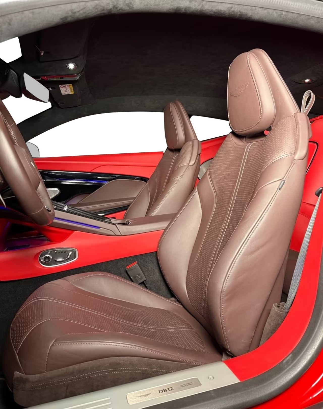 Aston Martin DB12 - foto 10