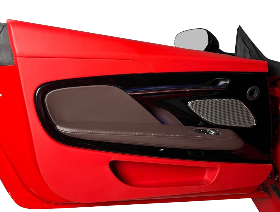 Aston Martin DB12 - foto 12