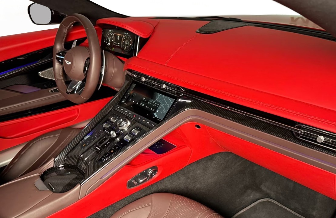 Aston Martin DB12 - foto 8