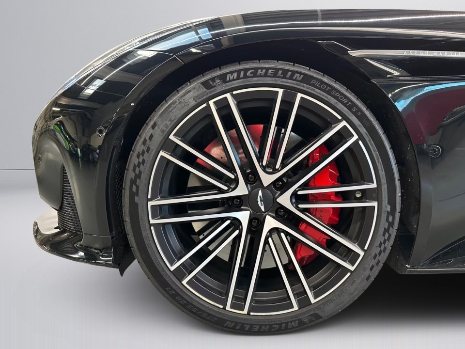 Aston Martin DB12 - foto 18