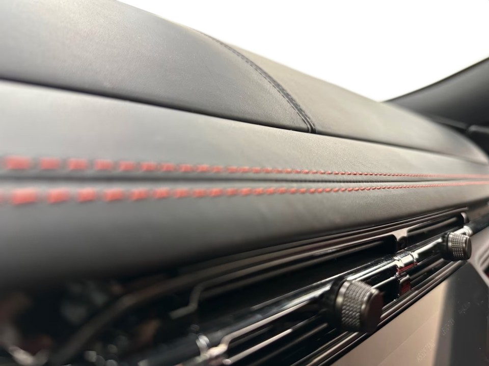 Aston Martin DB12 - foto 11