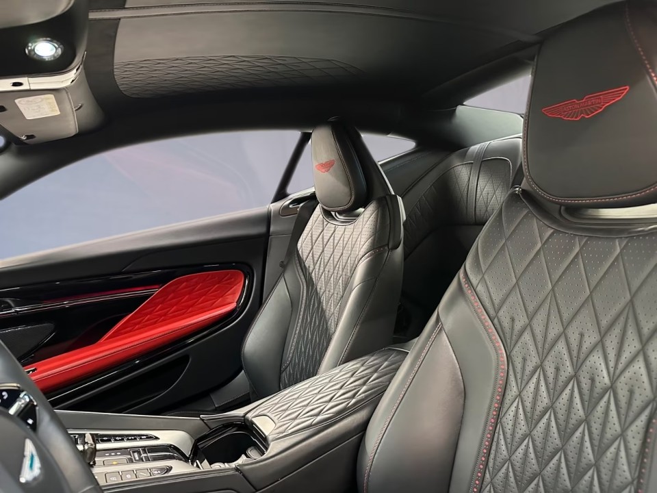 Aston Martin DB12 - foto 12