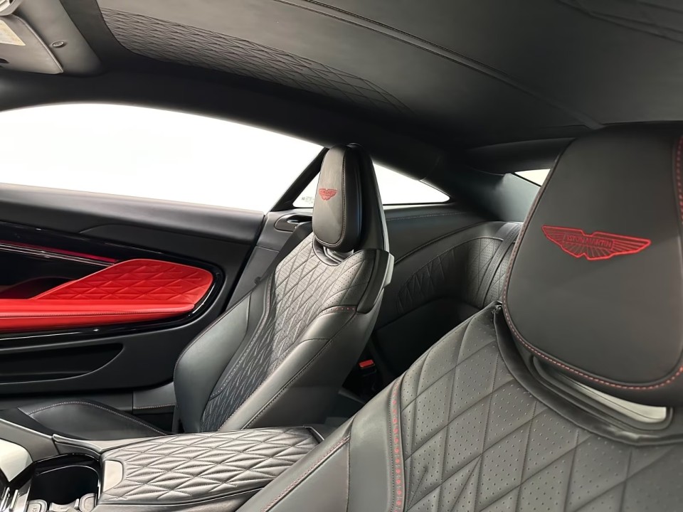 Aston Martin DB12 - foto 13