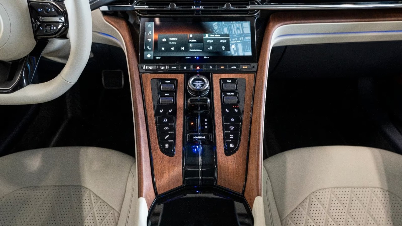 Aston Martin DB12 - foto 11