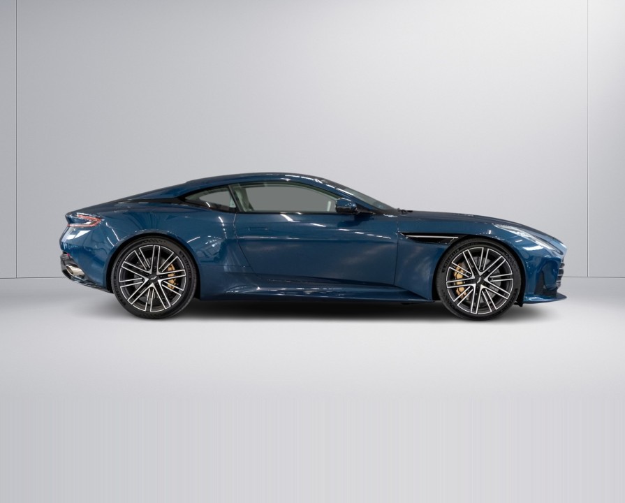 Aston Martin DB12 (2)