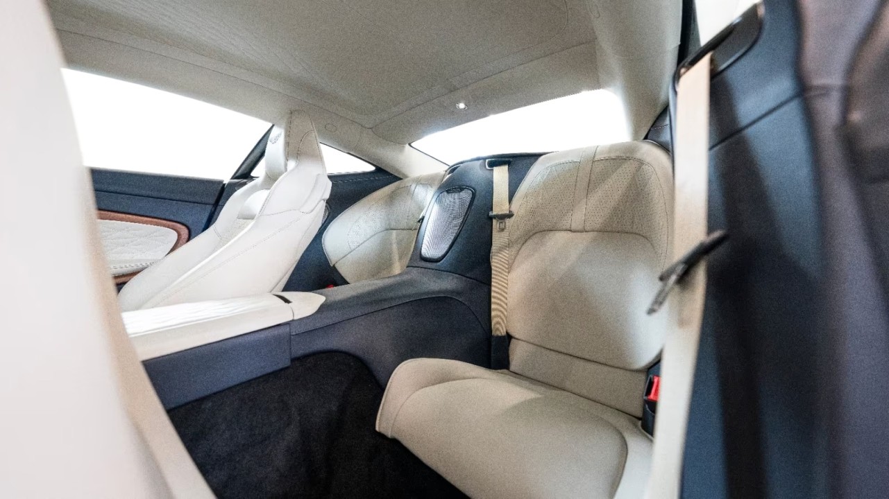 Aston Martin DB12 - foto 13