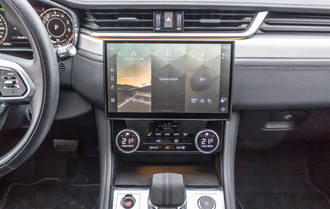 Jaguar F-Pace P400e - foto 16