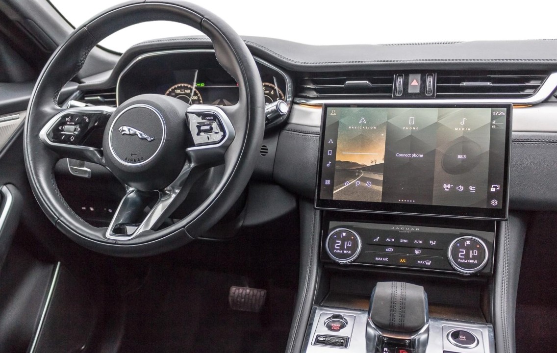 Jaguar F-Pace P400e - foto 15