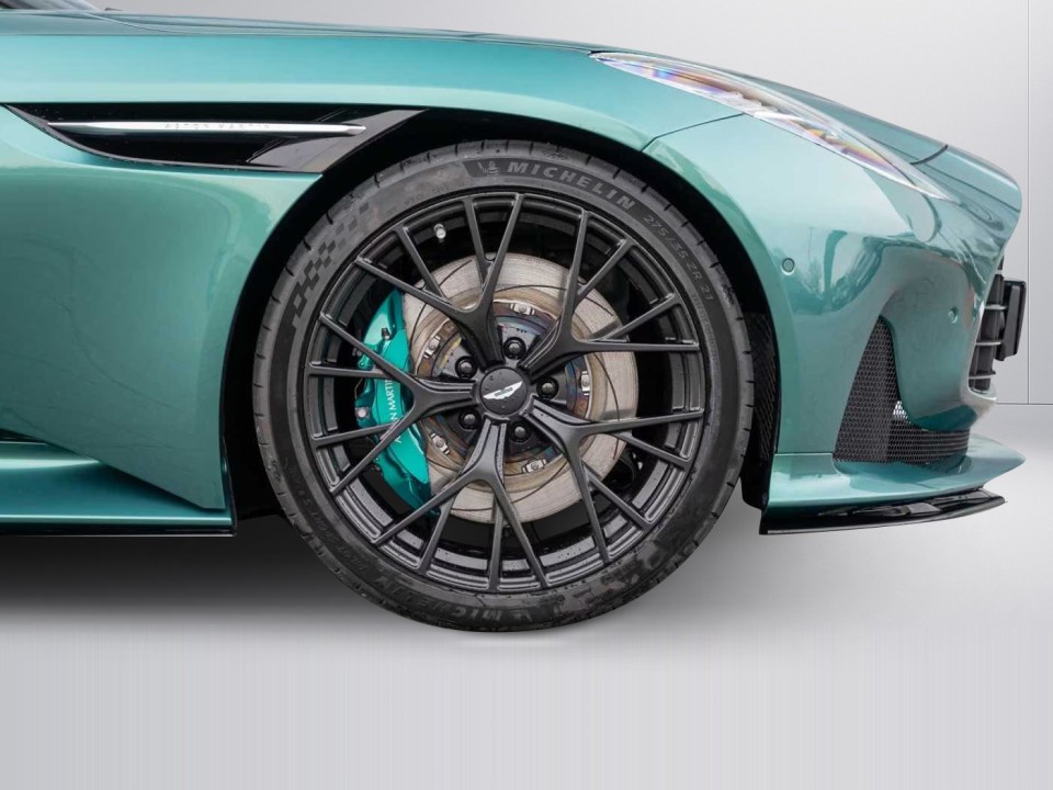 Aston Martin DB12 - foto 35