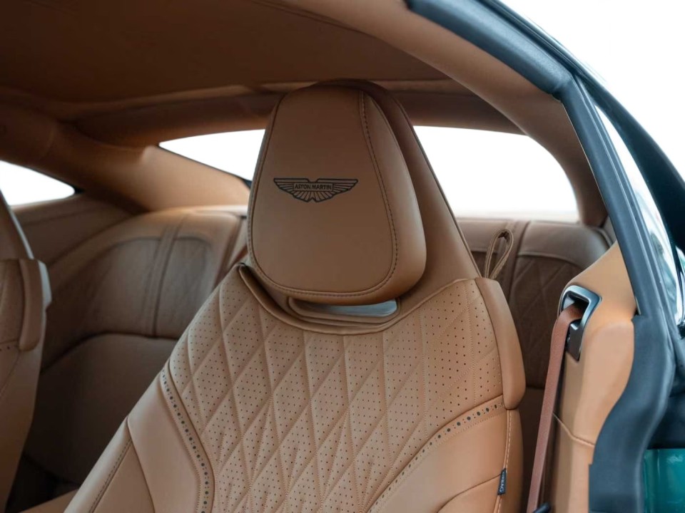 Aston Martin DB12 - foto 23