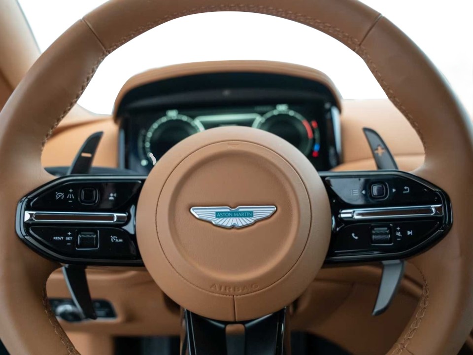 Aston Martin DB12 - foto 9