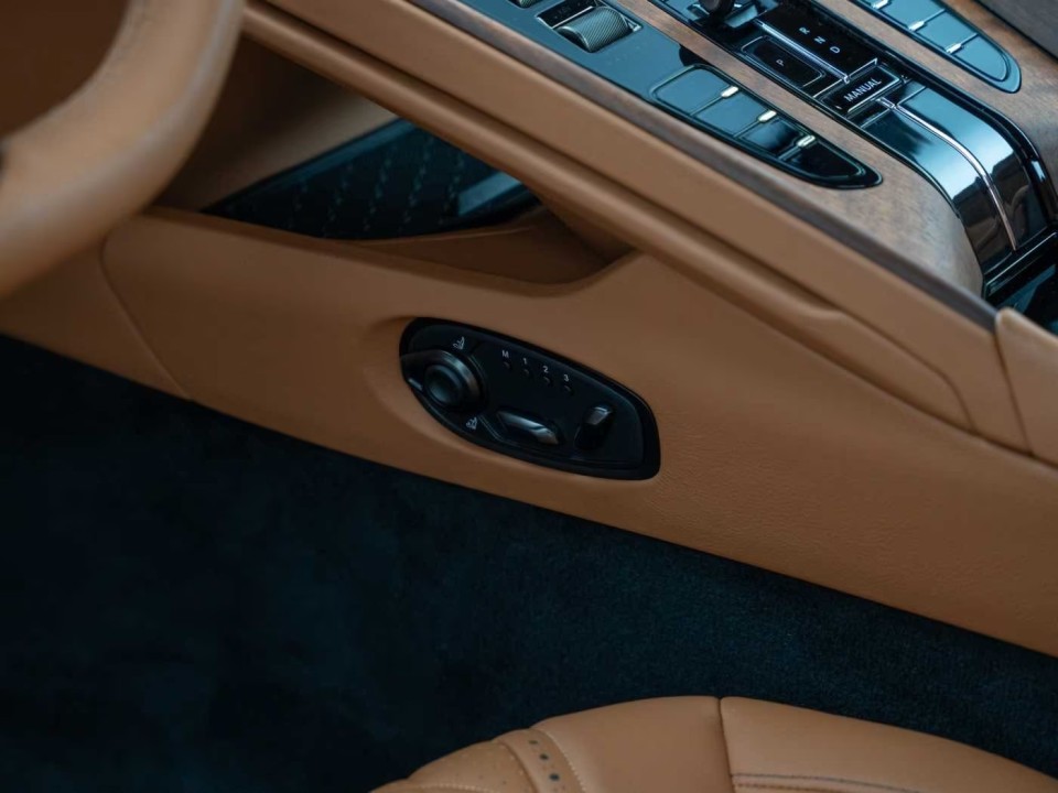 Aston Martin DB12 - foto 21